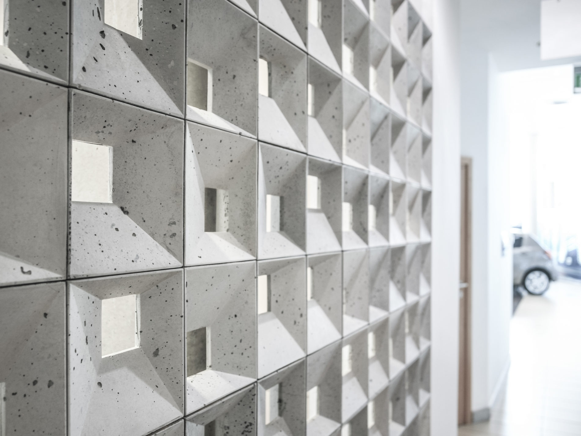 Bloczki 3D Block 1 z betonu architektonicznego - MILKE - TEKT Concrete - wnętrza salonu Carolina Toyota