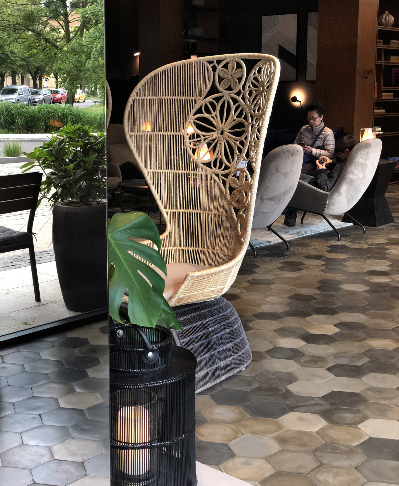 Kafle 3D HONEY BEE P z betonu architektonicznego - MILKE - TEKT Concrete - podłoga Hotel Sadova