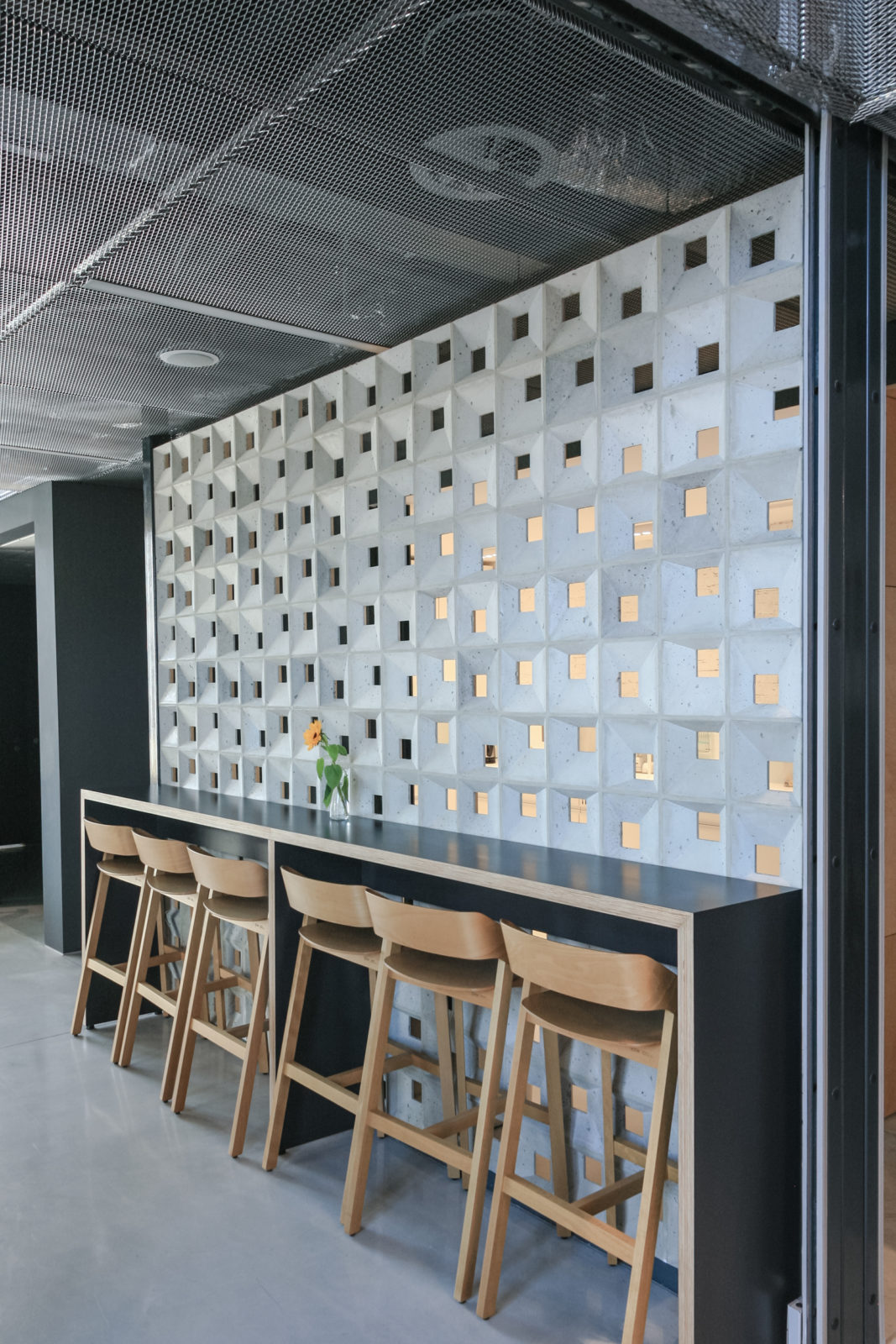 Bloczki 3D Block 1 z betonu architektonicznego - MILKE - TEKT Concrete - kantyna Centrum Innowacji Fabryki Maszyn