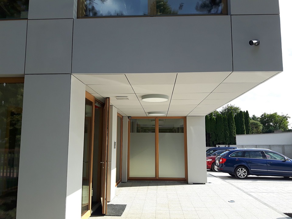 Płyty betonowe GRC MILKE na elewacji budynku