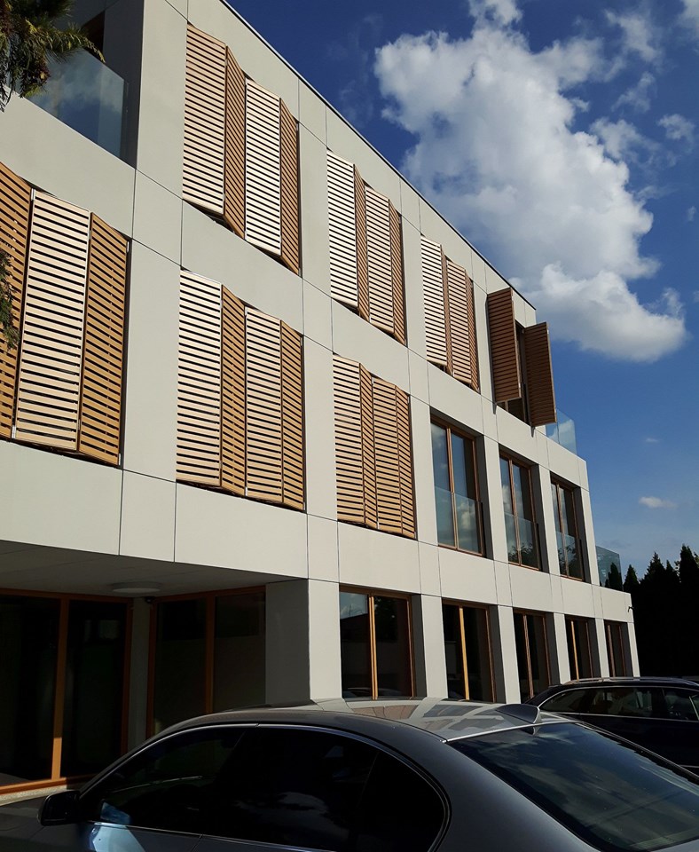 Płyty betonowe GRC MILKE na elewacji budynku
