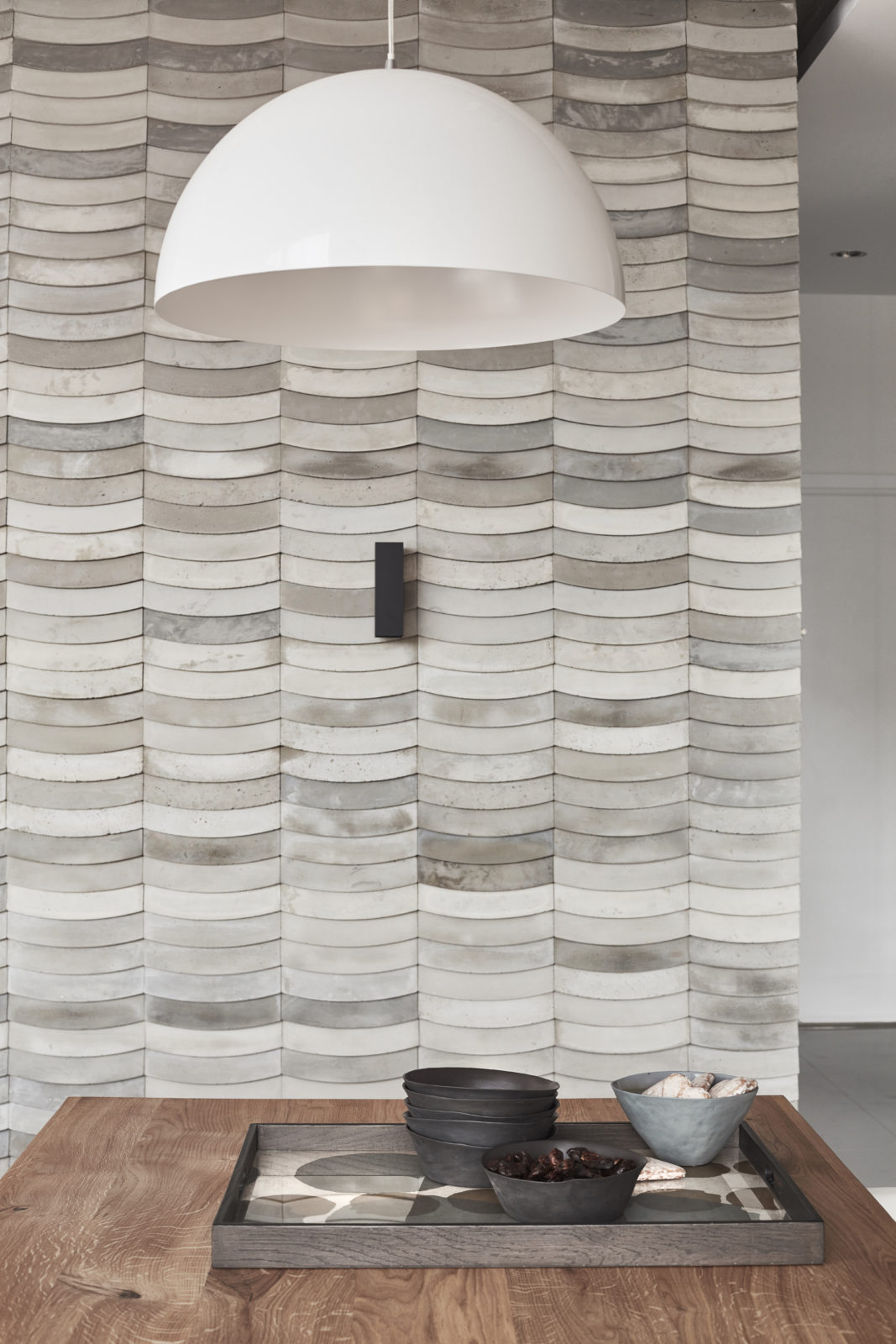Kafle 3D WAVE z betonu architektonicznego na ścianie - MILKE - TEKT Concrete - Gabinet Wnętrz